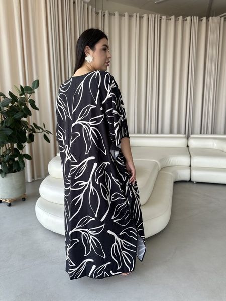 Розкішна чорно-біла максі сукня- туніка PLUS SIZE для відпочинку SW645/1-універсальний фото