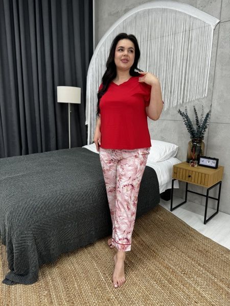Жіноча піжама з червоною футболкою та яскравим принтом PLUS SIZE DO2838-4XL/5XL фото