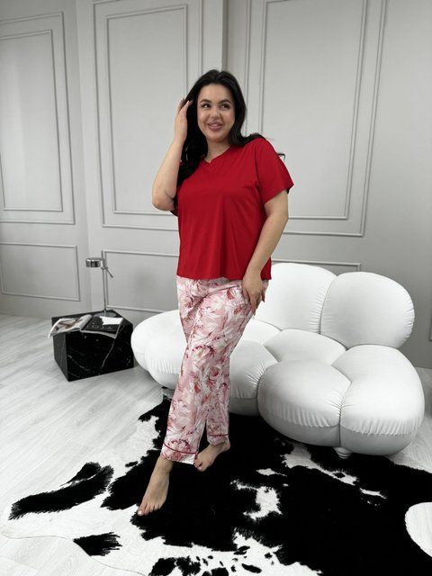 Жіноча піжама з червоною футболкою та яскравим принтом PLUS SIZE DO2838-3XL фото