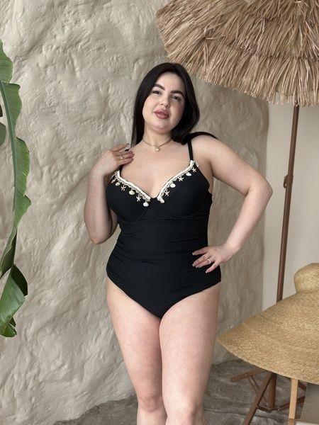 Чорний суцільний купальник PLUS SIZE з мушлями на бюсті SW4047-XL фото